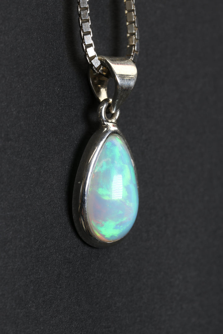 Welo Opal Pendant