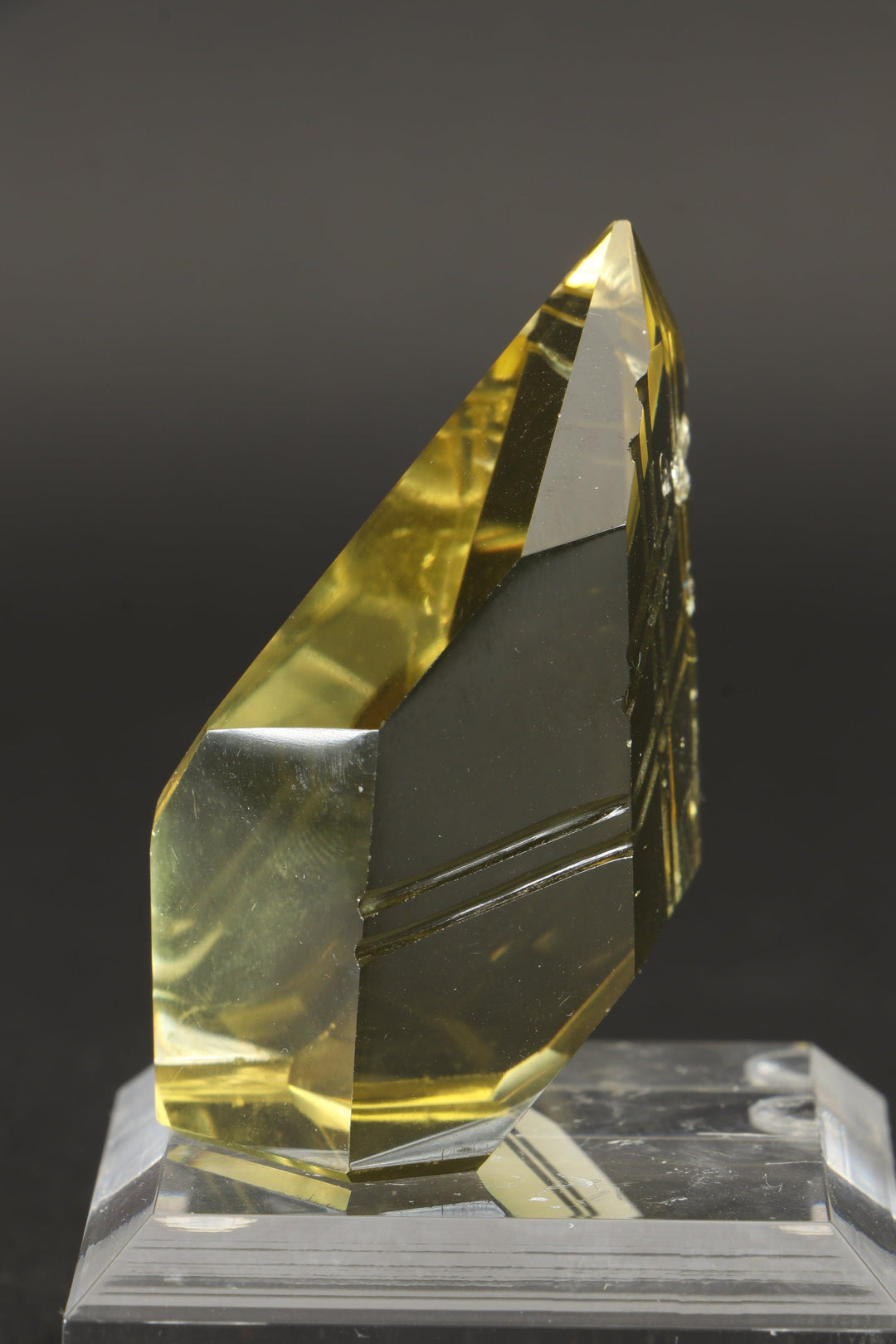 2" Fantasy Cut Lemon Quartz Tower DN512